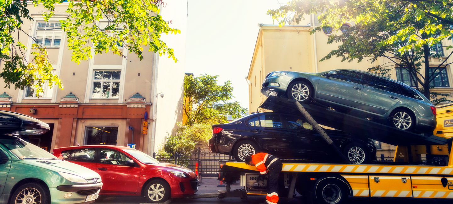 Kaksi autoa mahtuu samaan hinausautoon